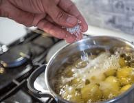 Как правильно варить картошку в кастрюле без кожуры и в мундире?